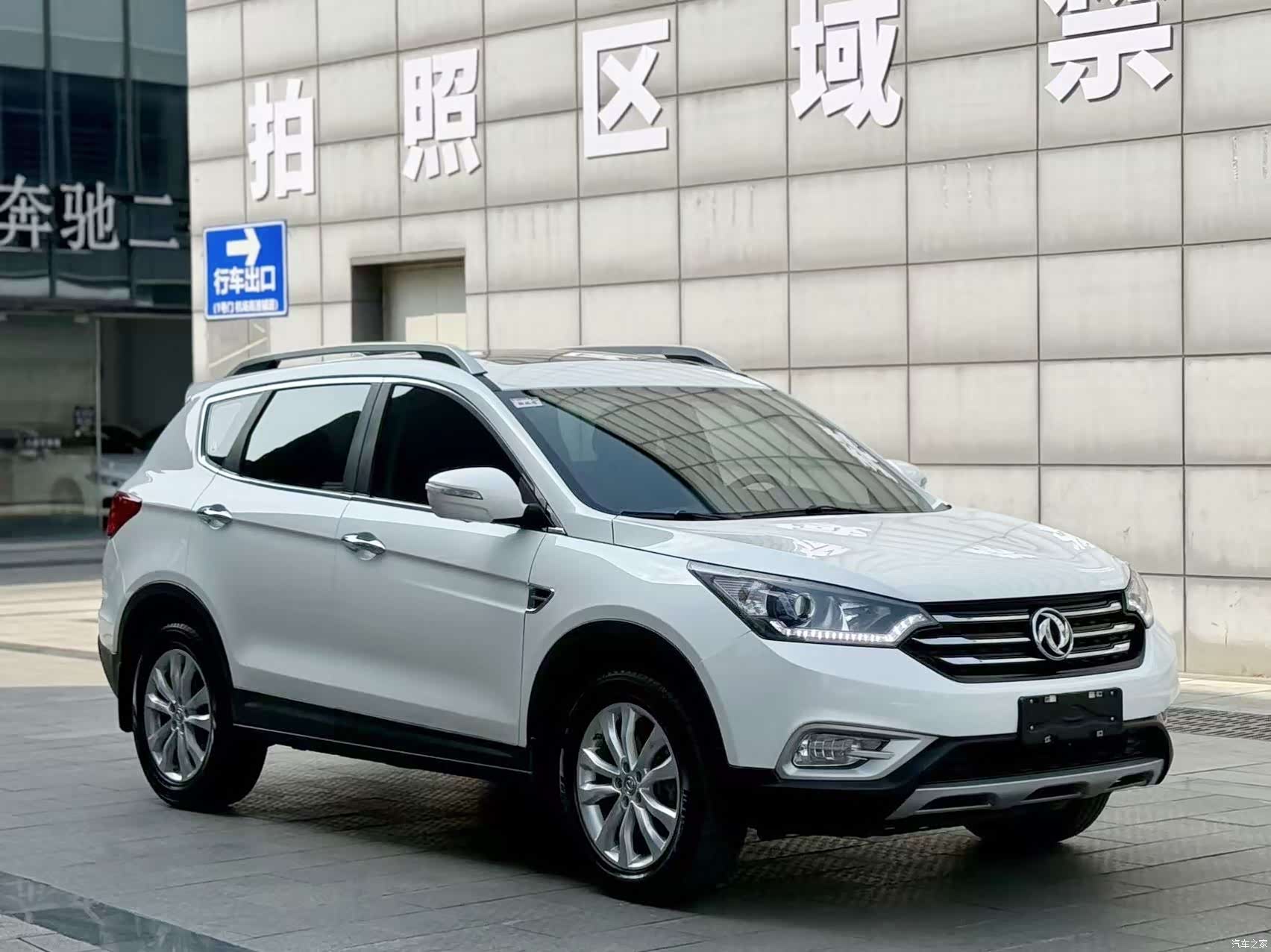 DongFeng AX7, 2016 3