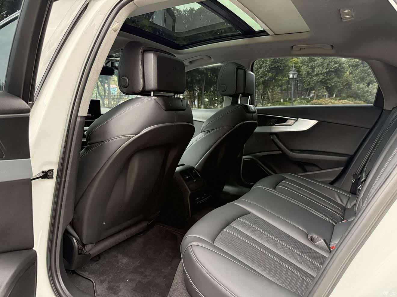 Audi A4L, 2020 все фото