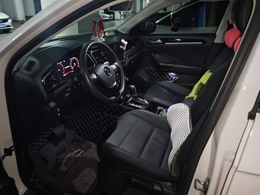 Volkswagen T-ROC exploring Songs