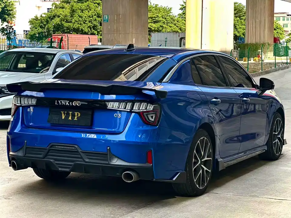 Lynk & Co 03