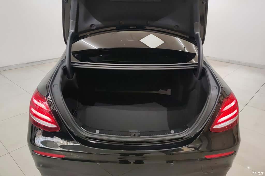 Mercedes-Benz E-Class, 2020 4