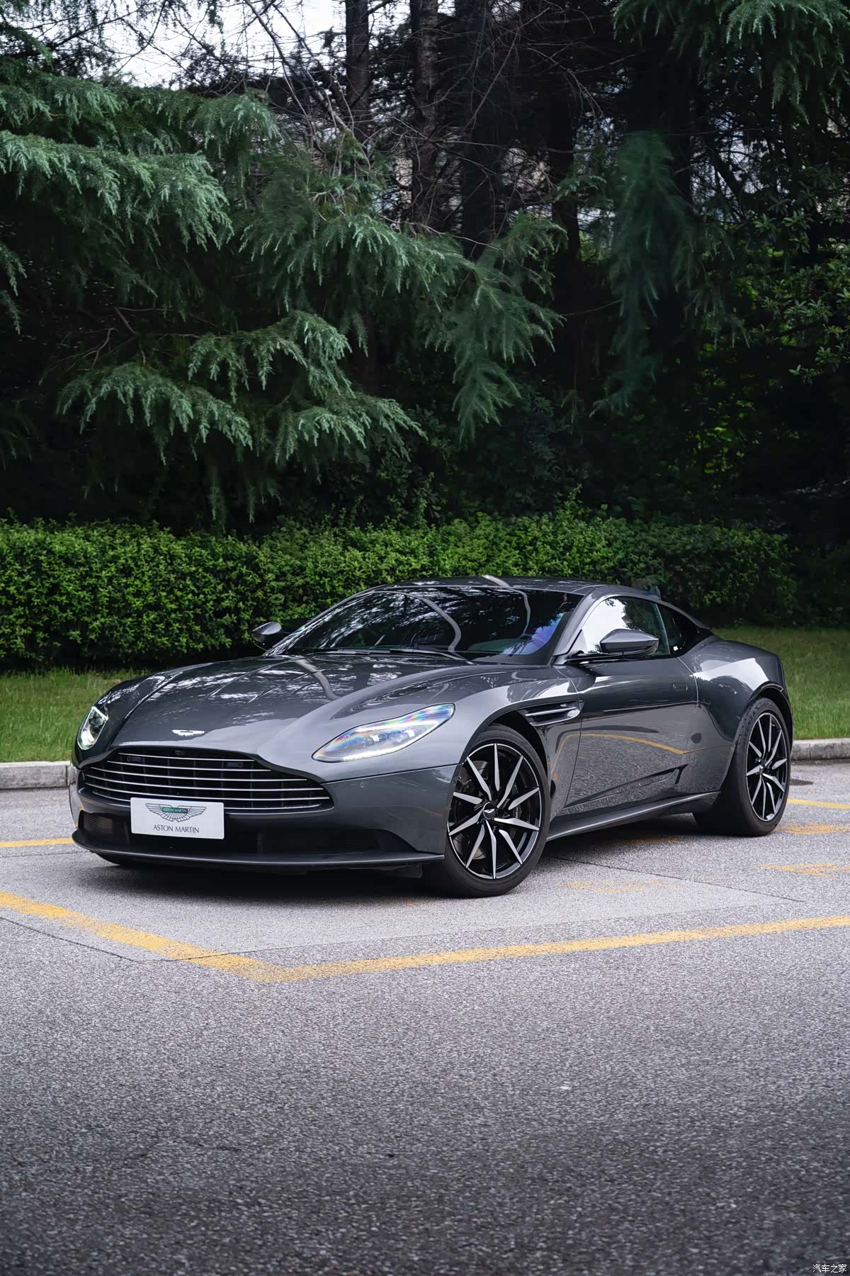 Aston Martin DB11