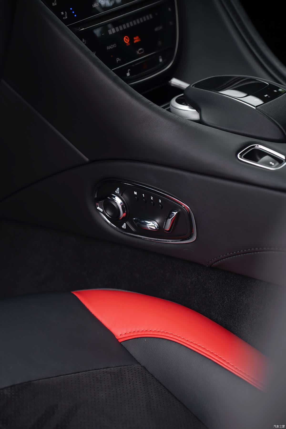 Aston Martin DB11, 2023 13