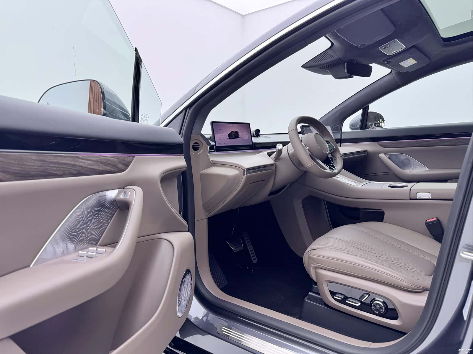 Luxeed R7, 2025 4