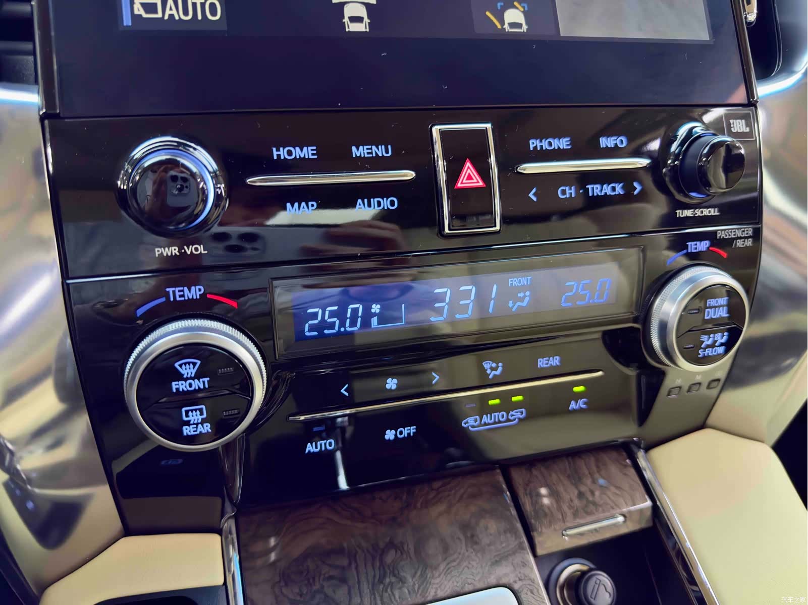 Toyota Vellfire, 2022 11