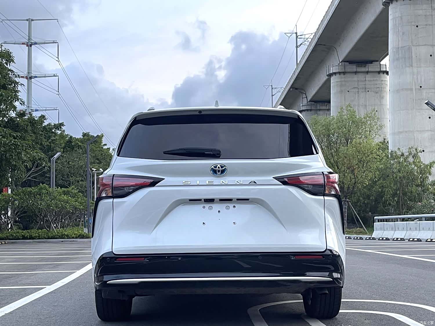 Toyota Sienna, 2024 все фото