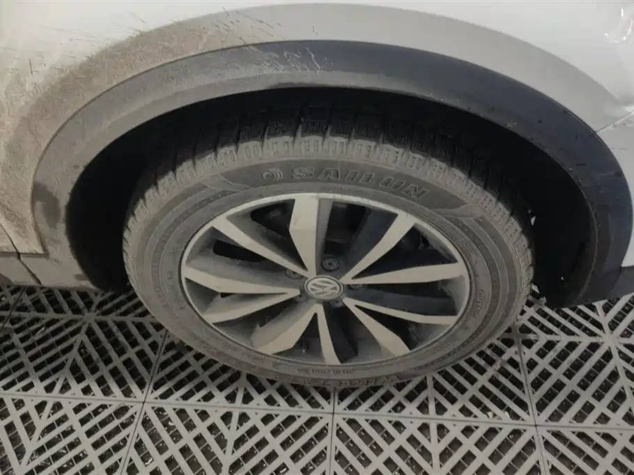 Volkswagen T-ROC exploring Songs