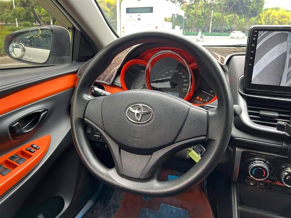 Toyota YARiS L to enjoy