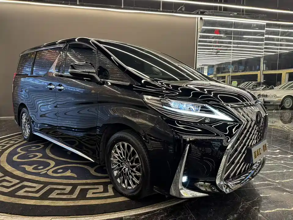 Lexus LM