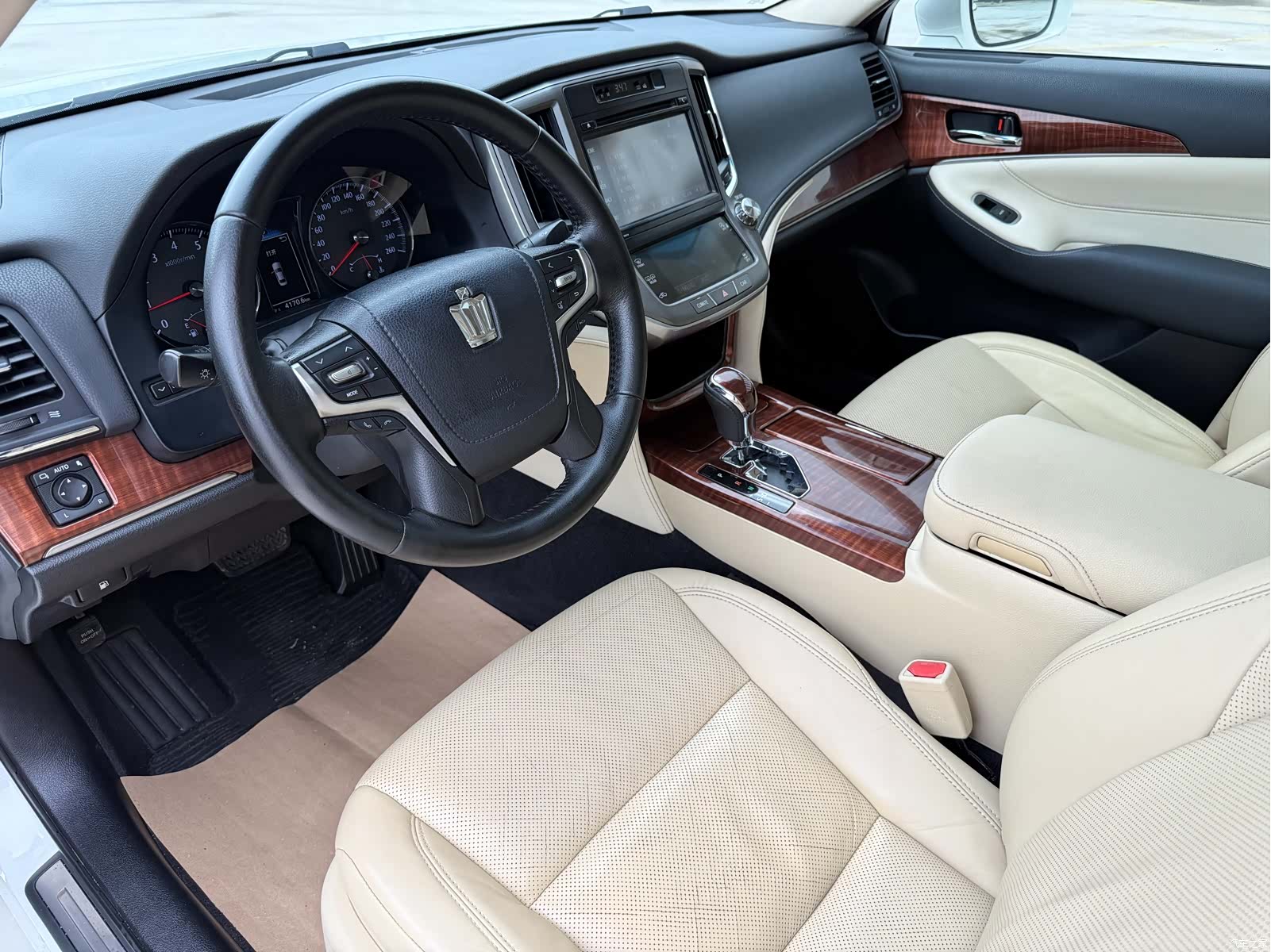 Toyota Crown, 2016 8