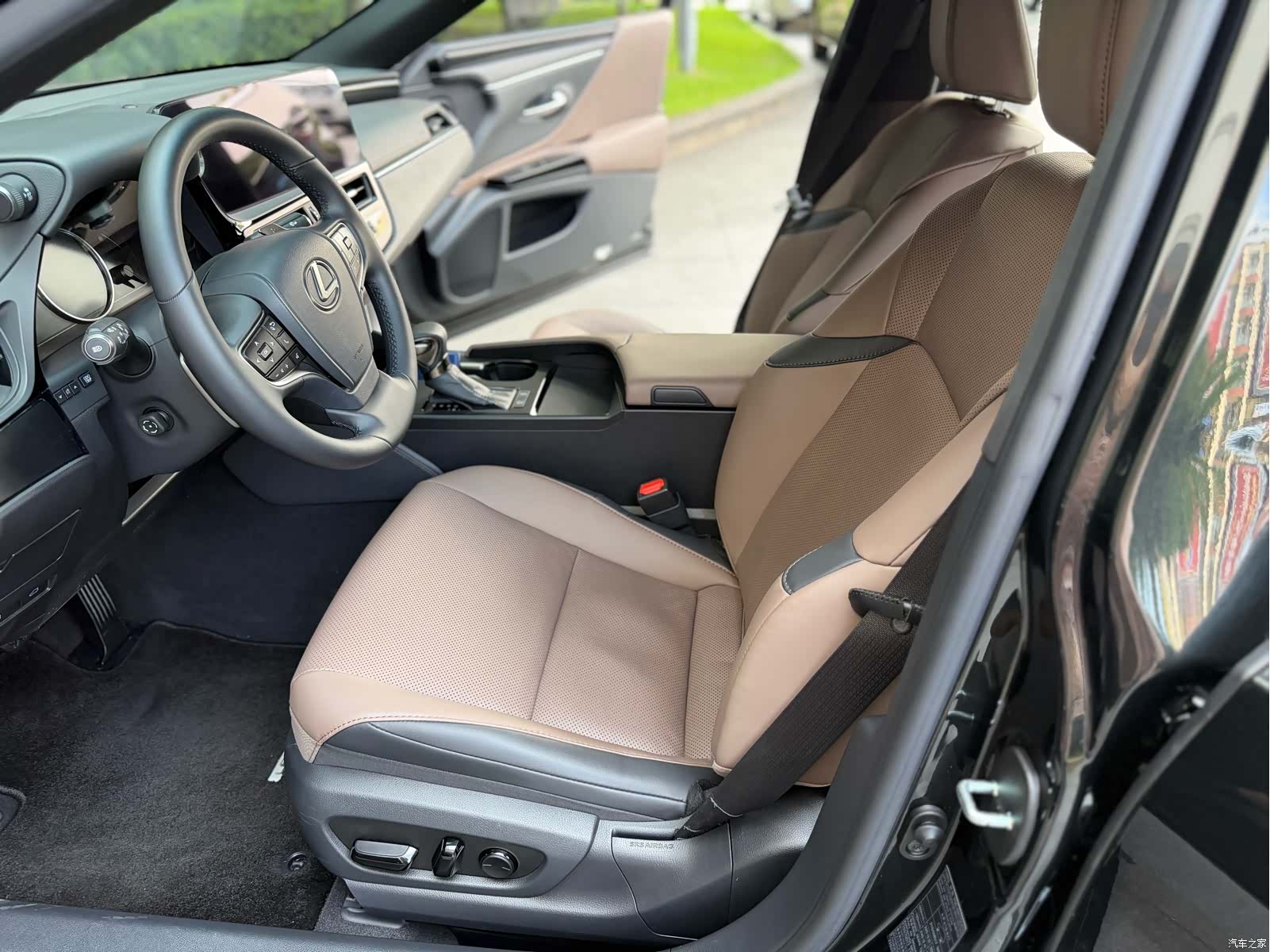 Lexus ES, 2024 4