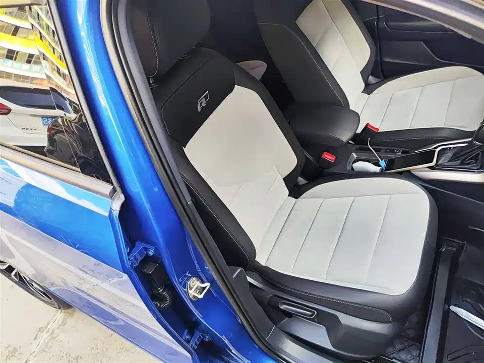 Volkswagen T-ROC exploring Songs