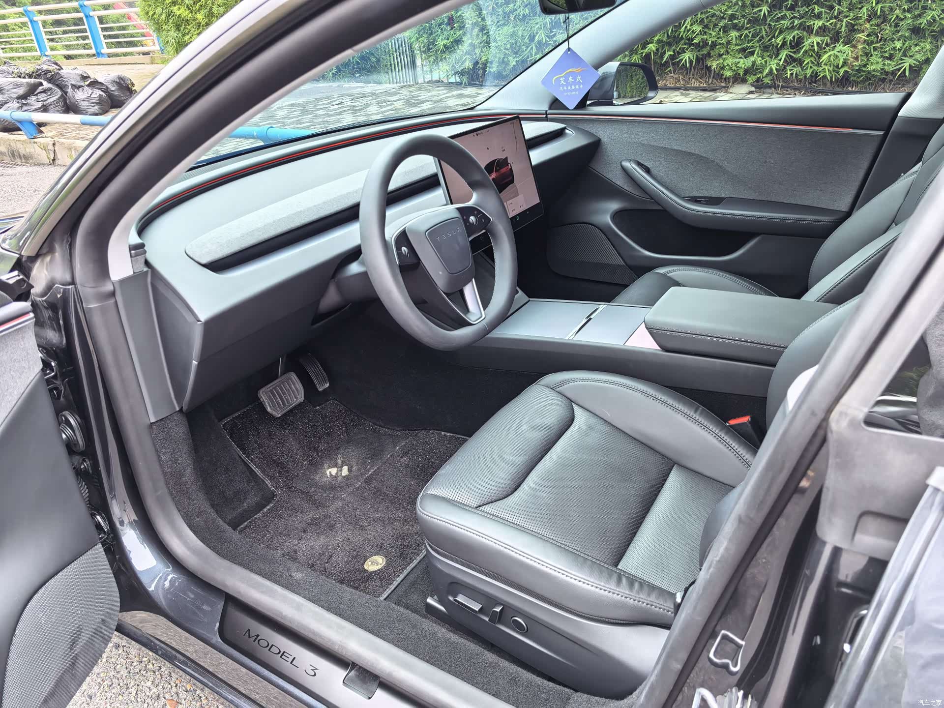 Tesla Model 3, 2025 7