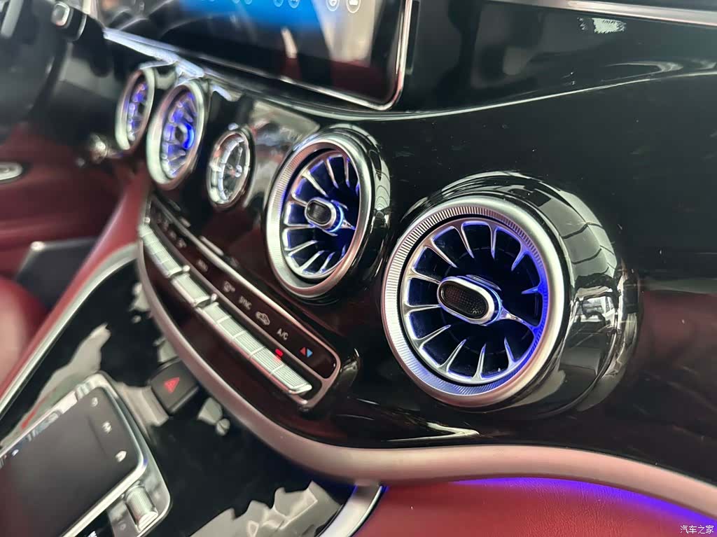 Mercedes-Benz 7, 2023 все фото