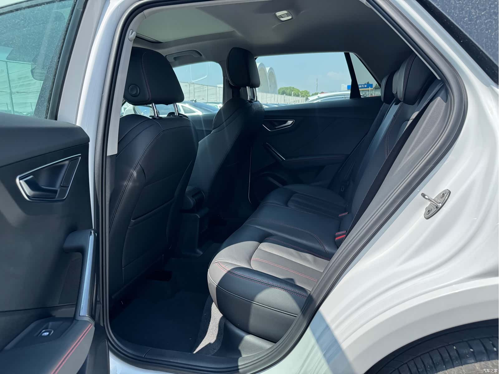 Audi Q2L, 2024 13