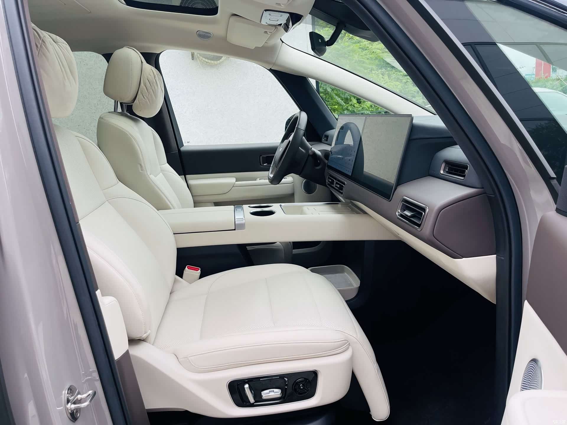 Li Auto MEGA, 2024 8