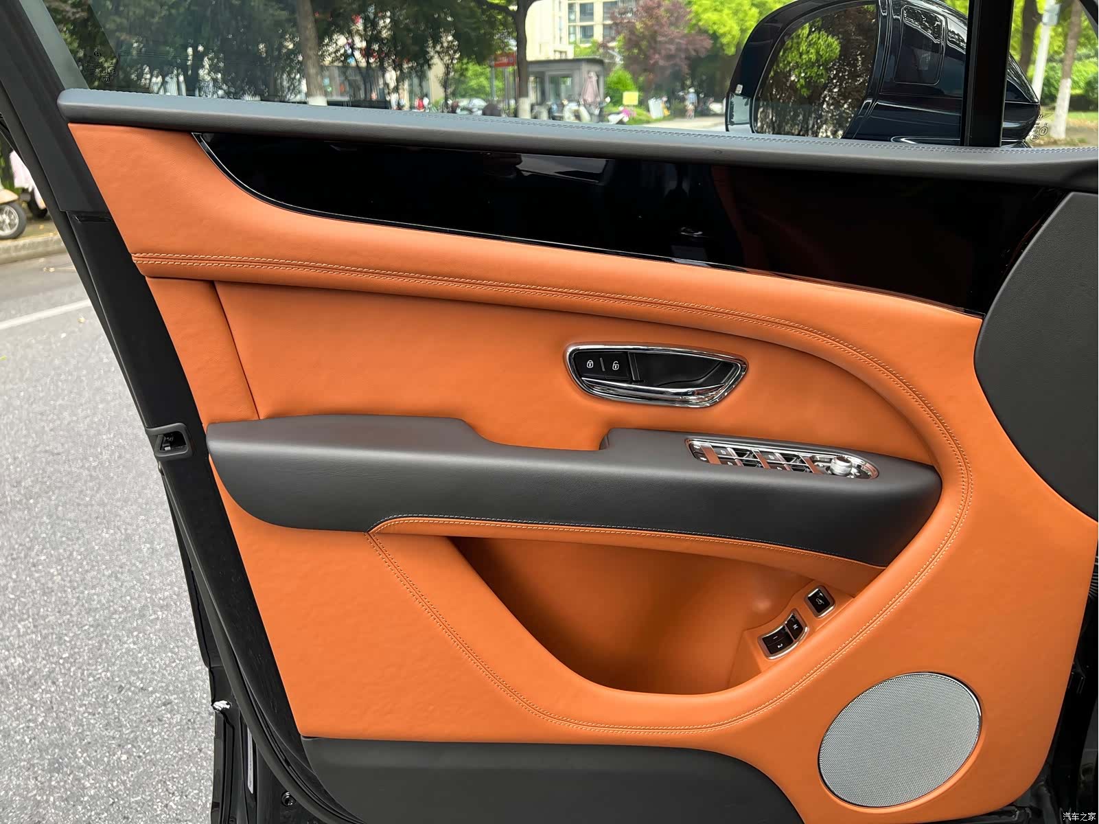 Bentley Bentayga, 2023 11