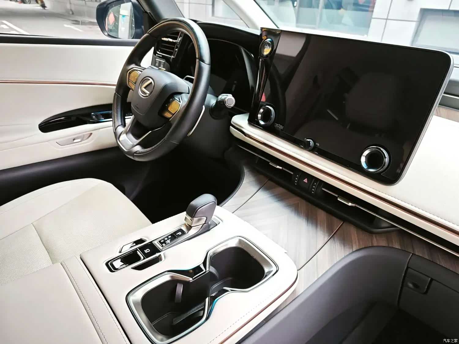 Lexus LM, 2024 11
