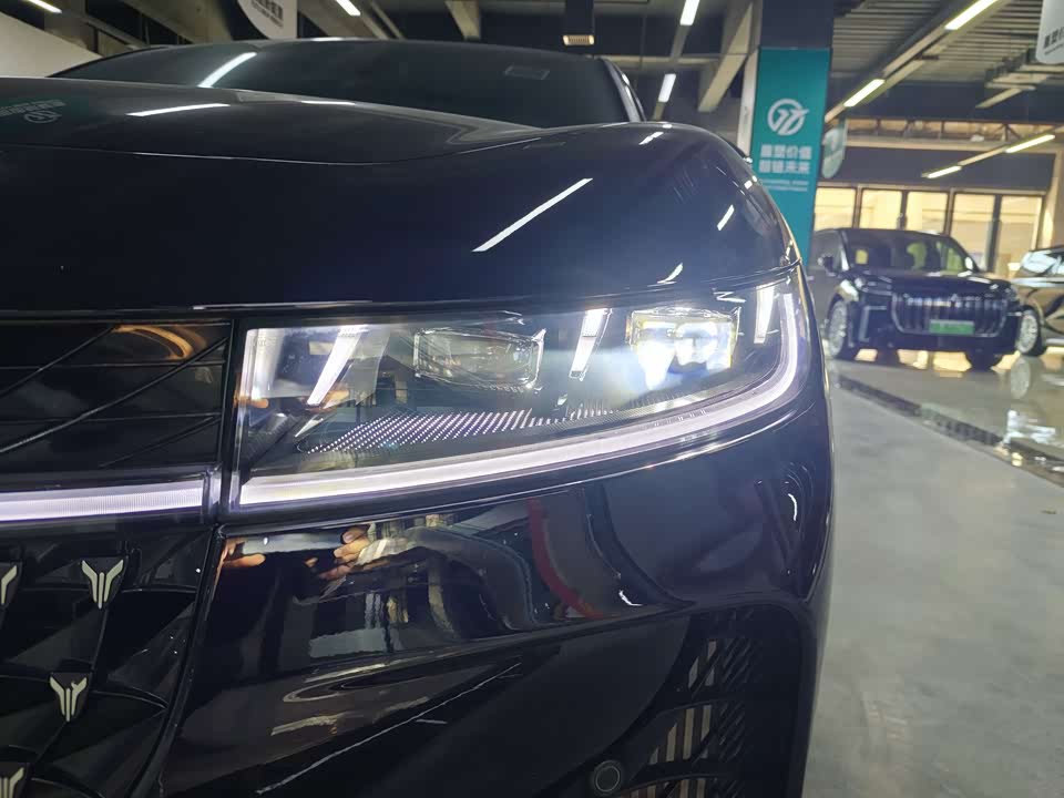 VOYAH Lantu chasing light