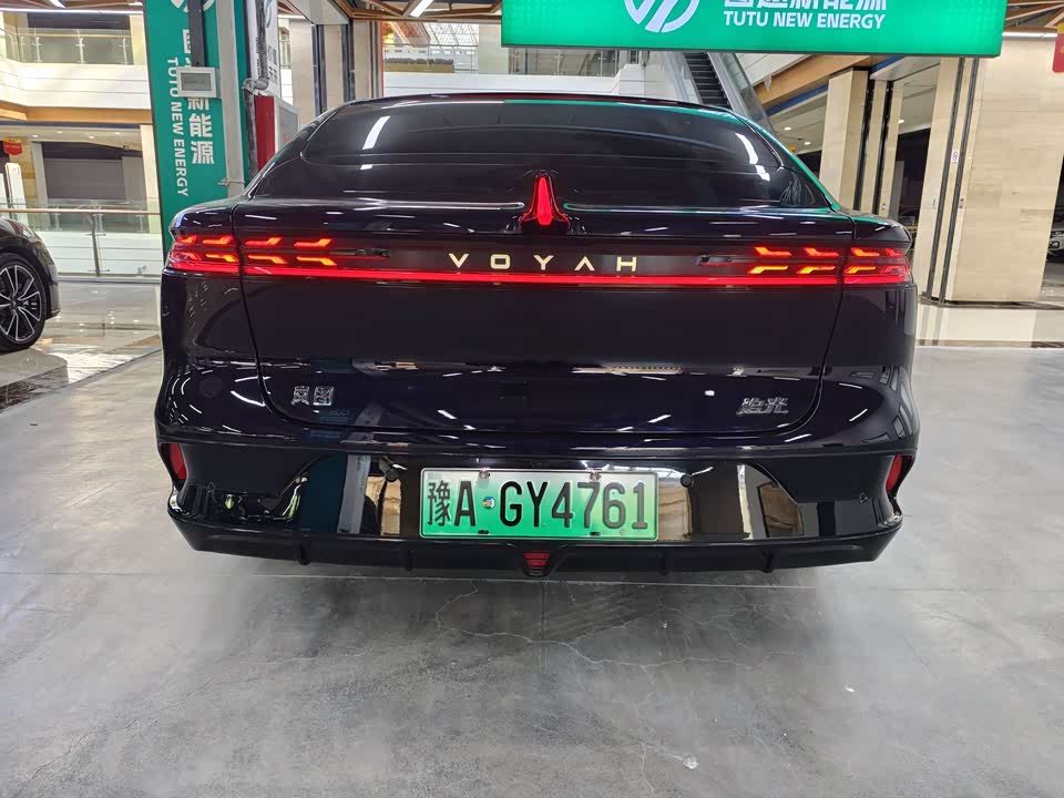 VOYAH Lantu chasing light