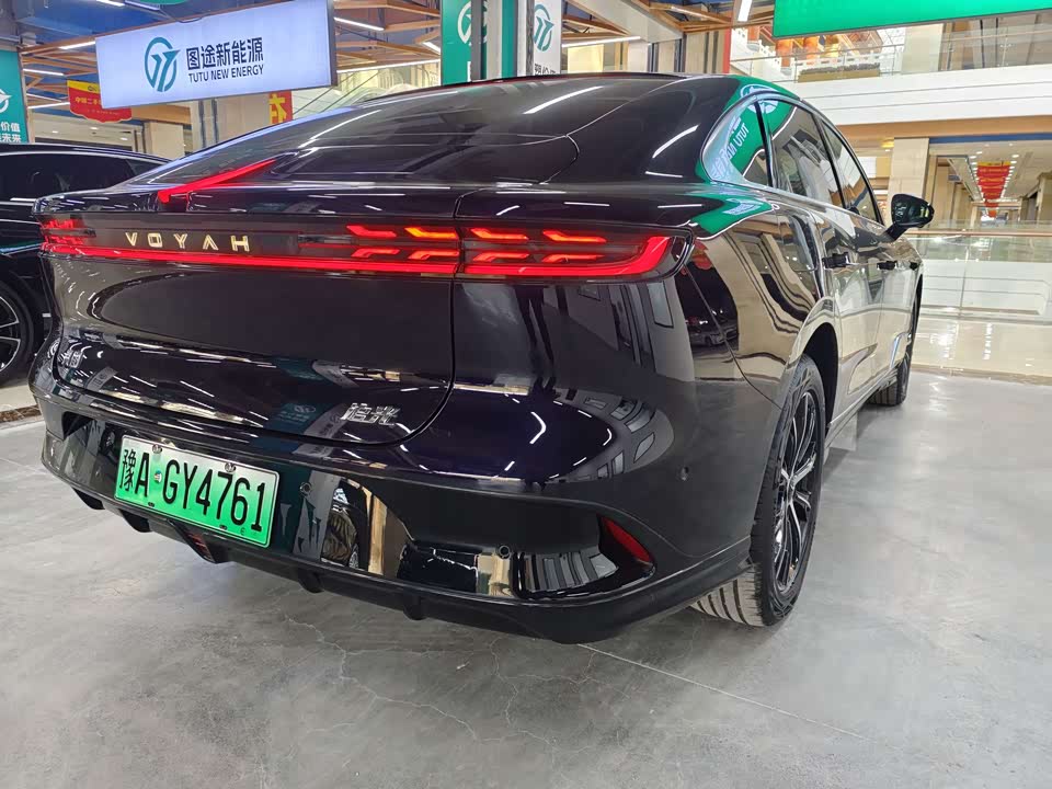 VOYAH Lantu chasing light