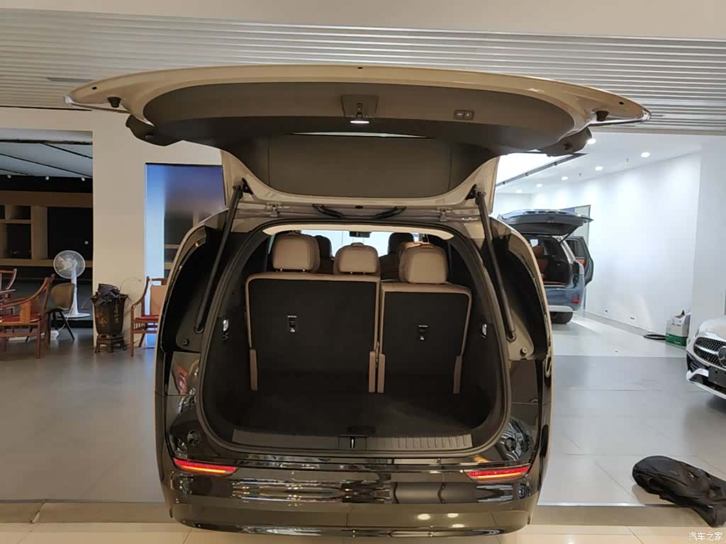 Li Auto MEGA, 2025 19
