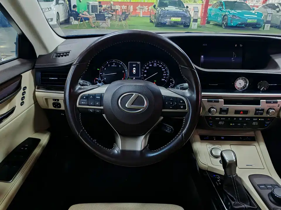 Lexus ES