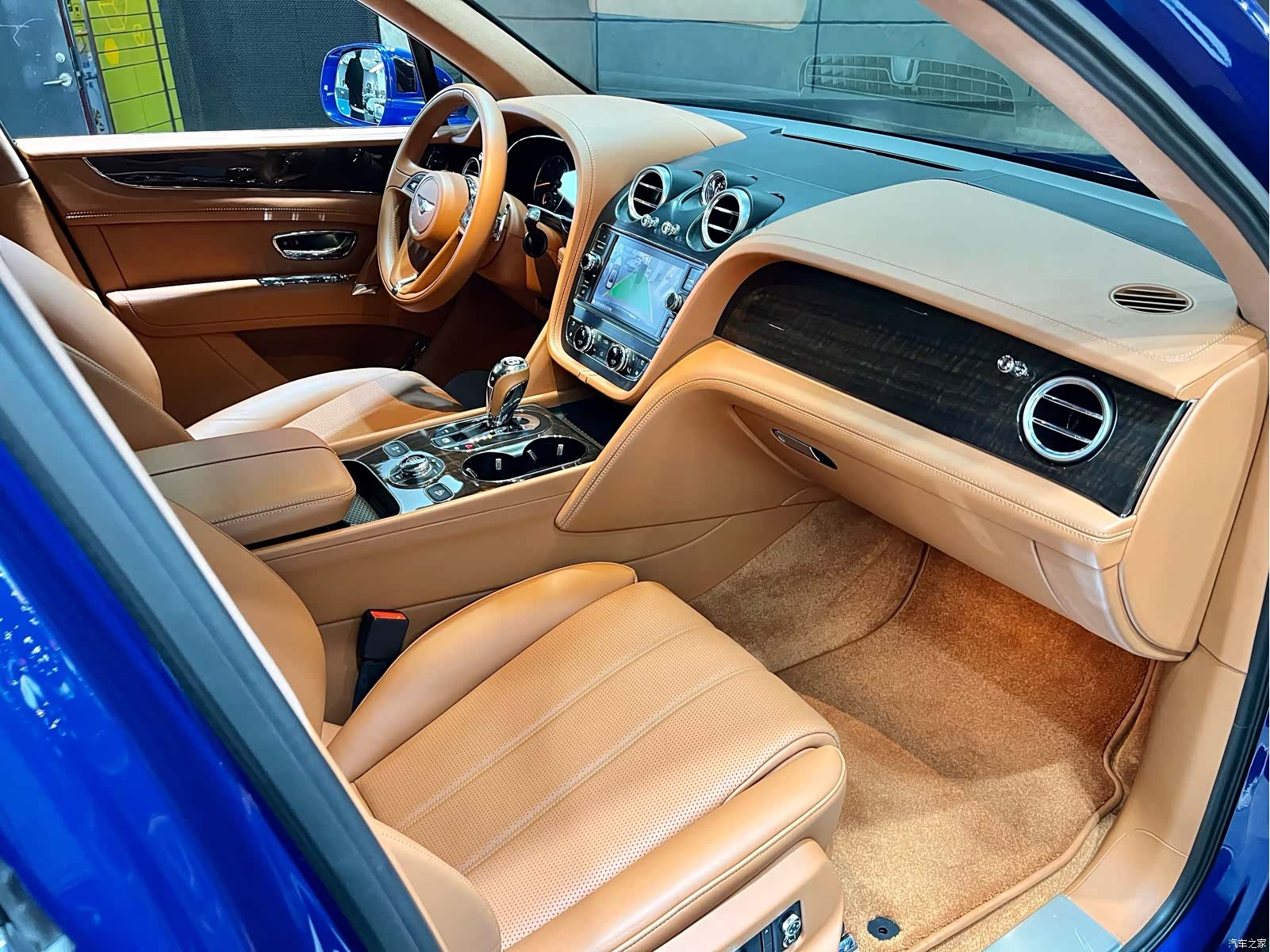 Bentley Bentayga, 2017 12