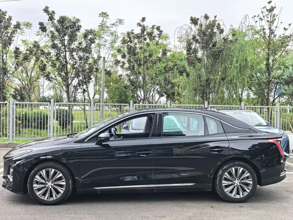 Hongqi E-QM5