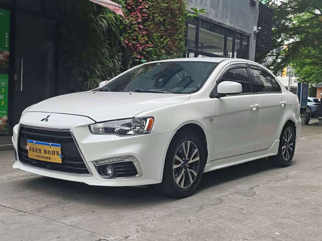Mitsubishi 2015 1.8L CVT Fashion V