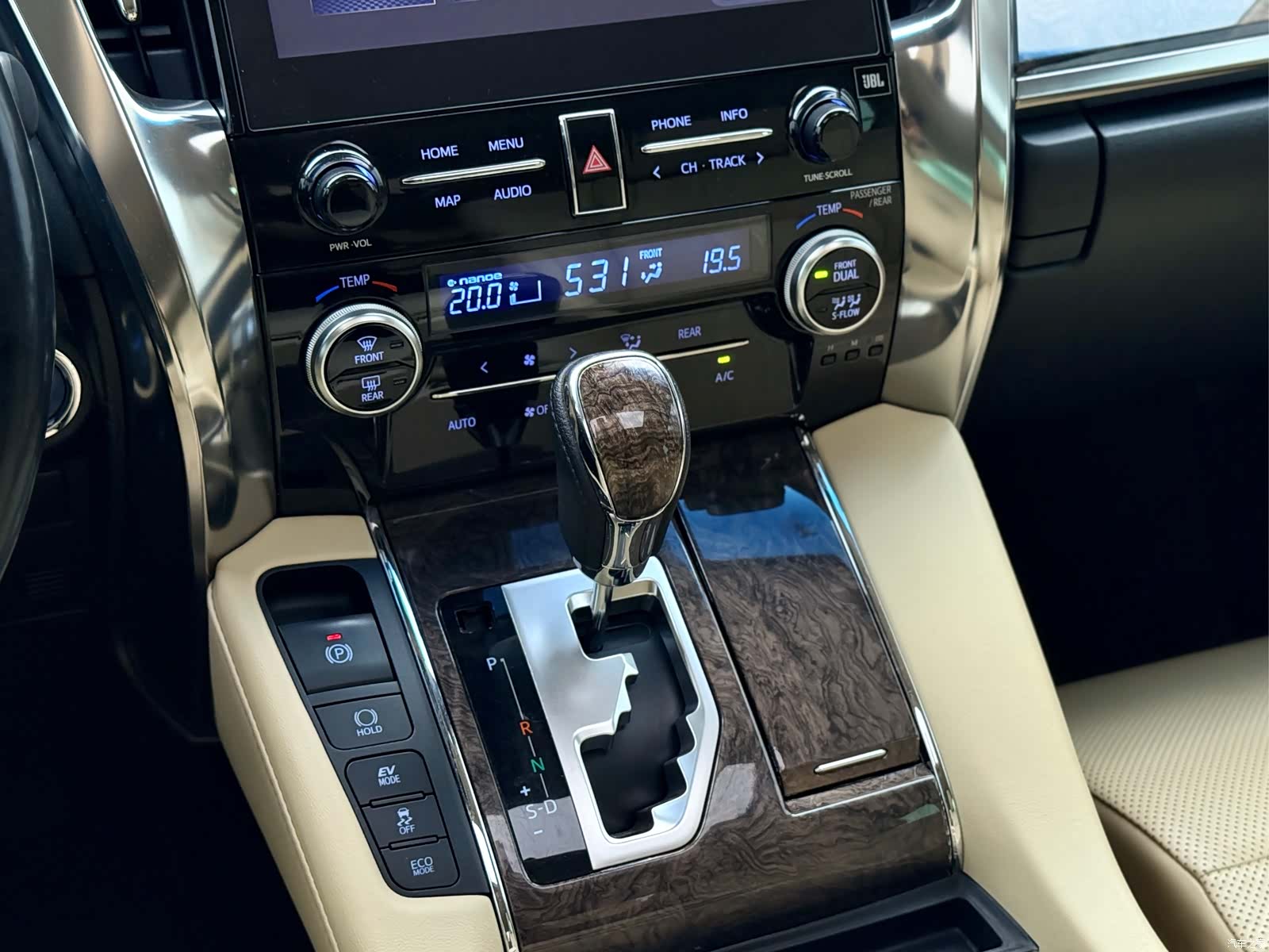 Toyota Vellfire, 2021 15