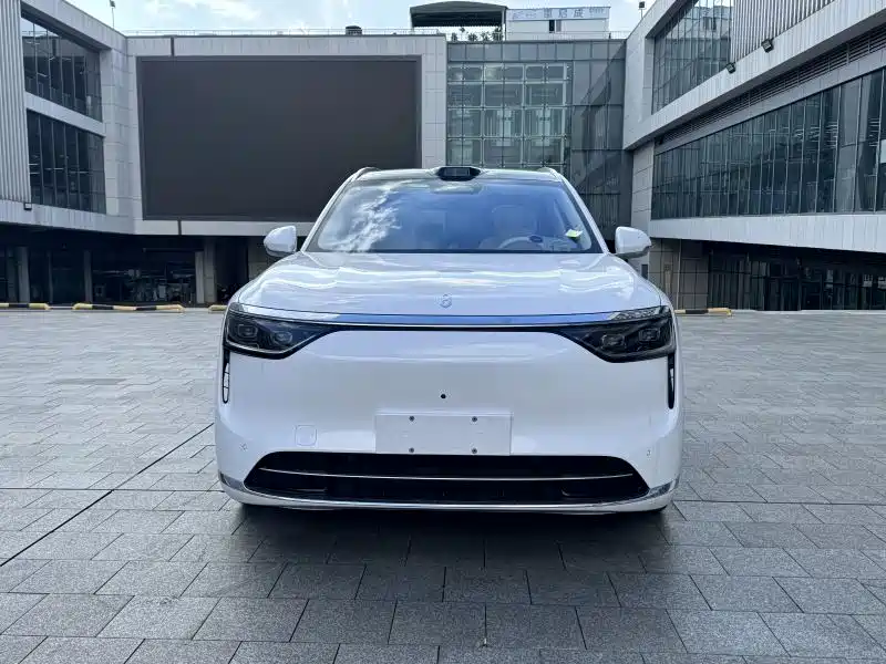 AITO Ask the world M8