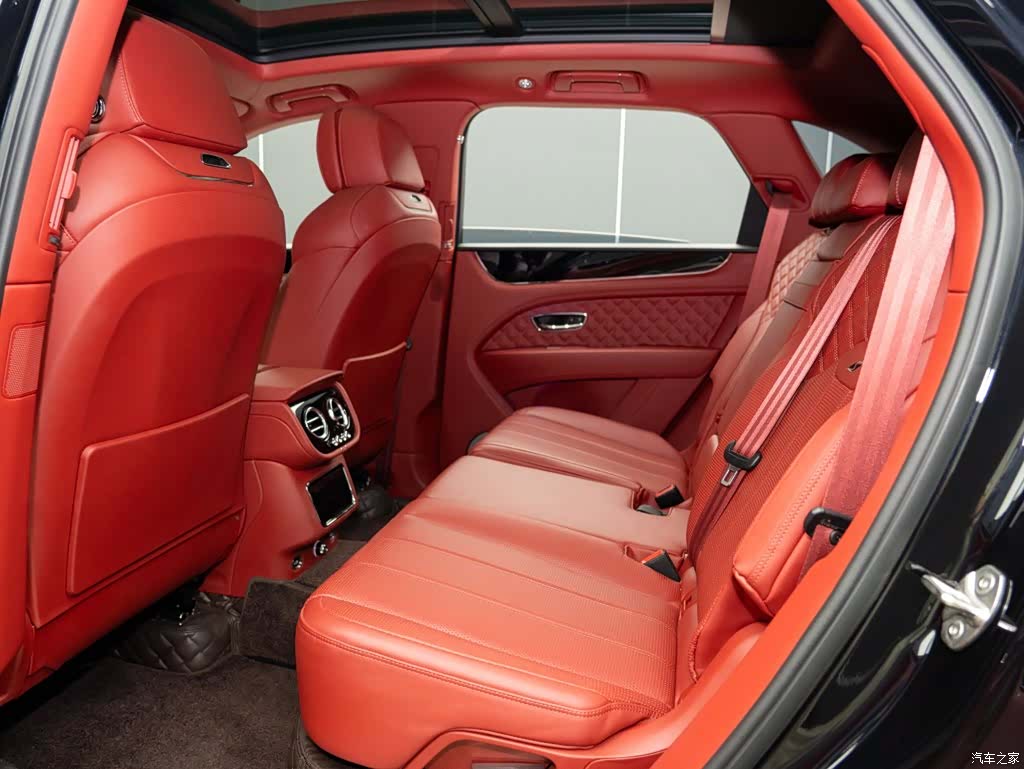 Bentley Bentayga, 2022 12