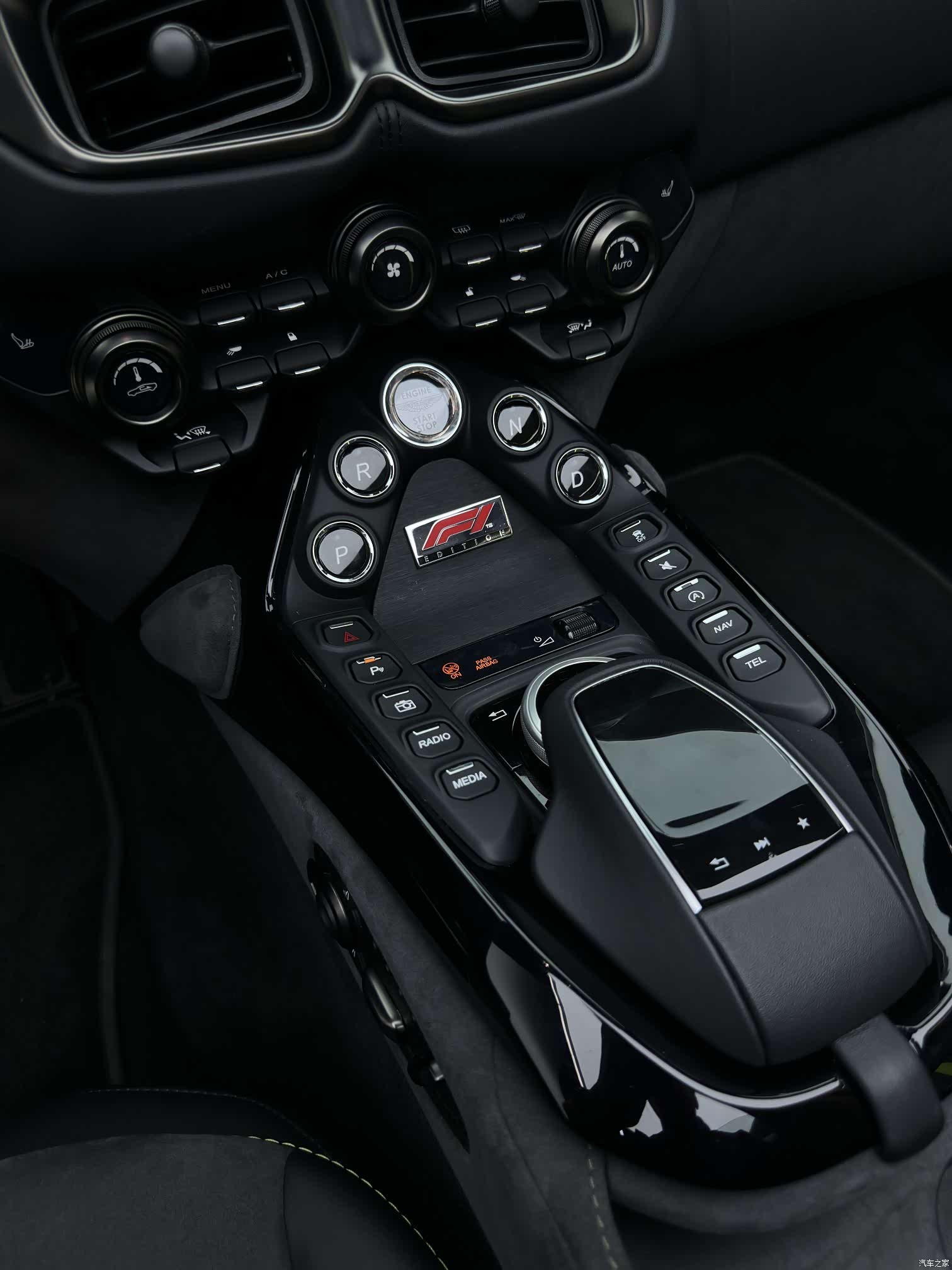 Aston Martin Vantage, 2022 25
