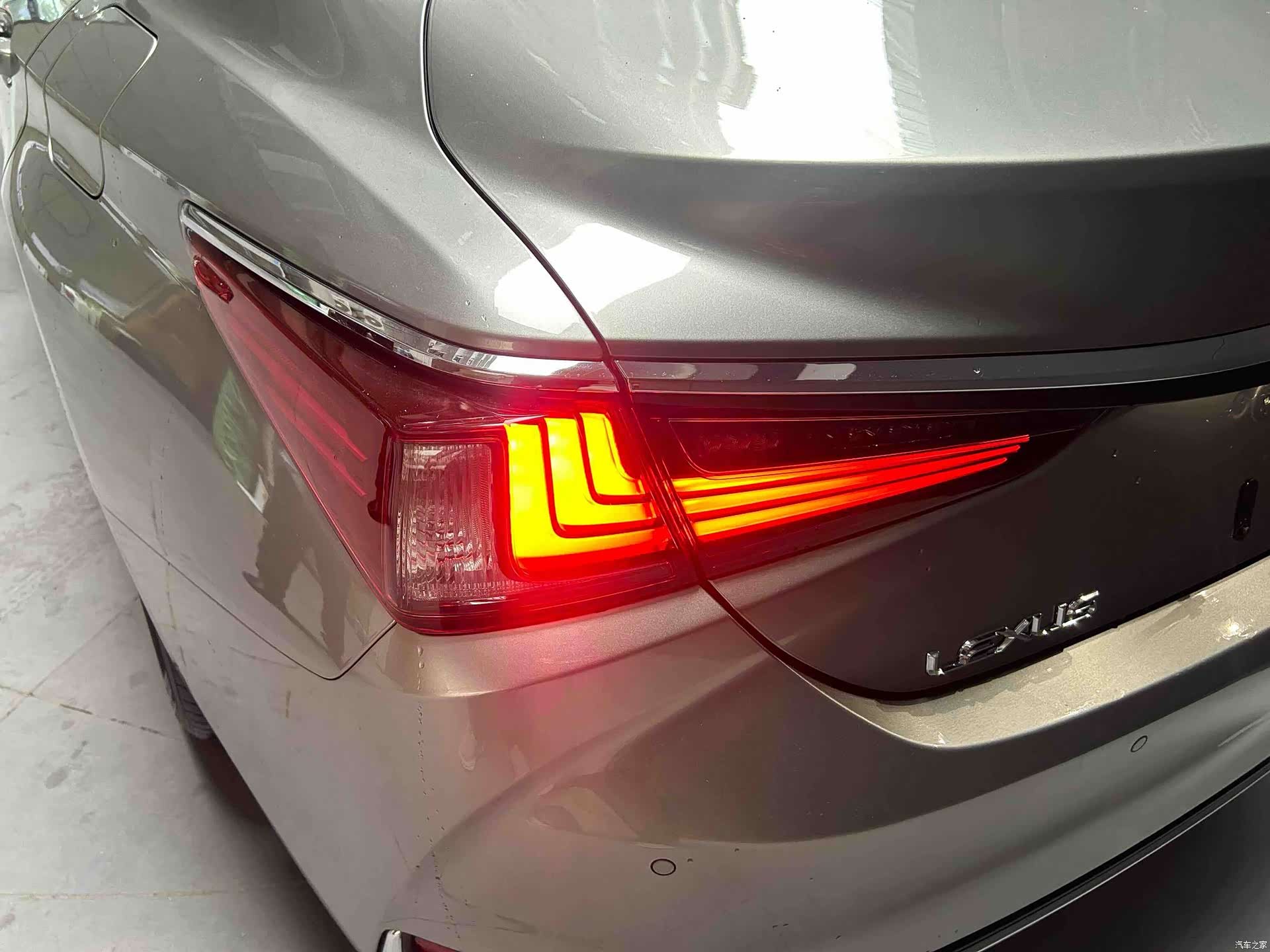 Lexus ES, 2022 все фото