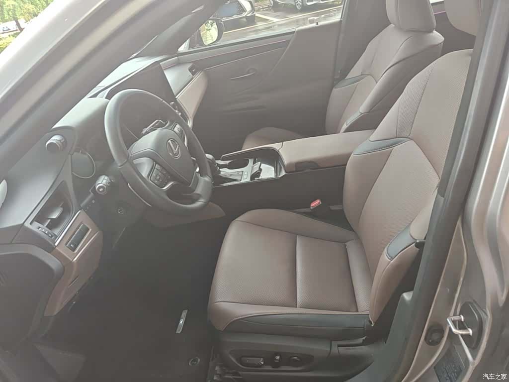 Lexus ES, 2025 15