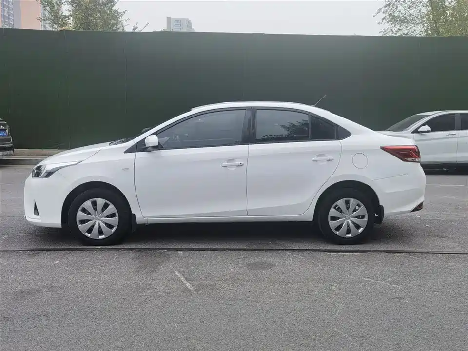 Toyota YARiS L to enjoy