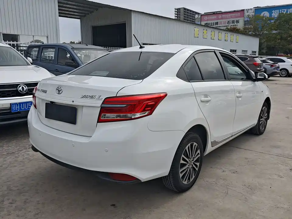 Toyota YARiS L to enjoy