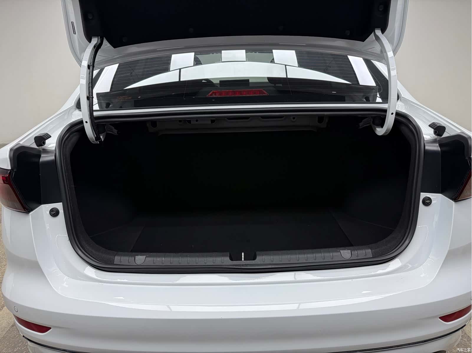 Geely Emgrand, 2024 9