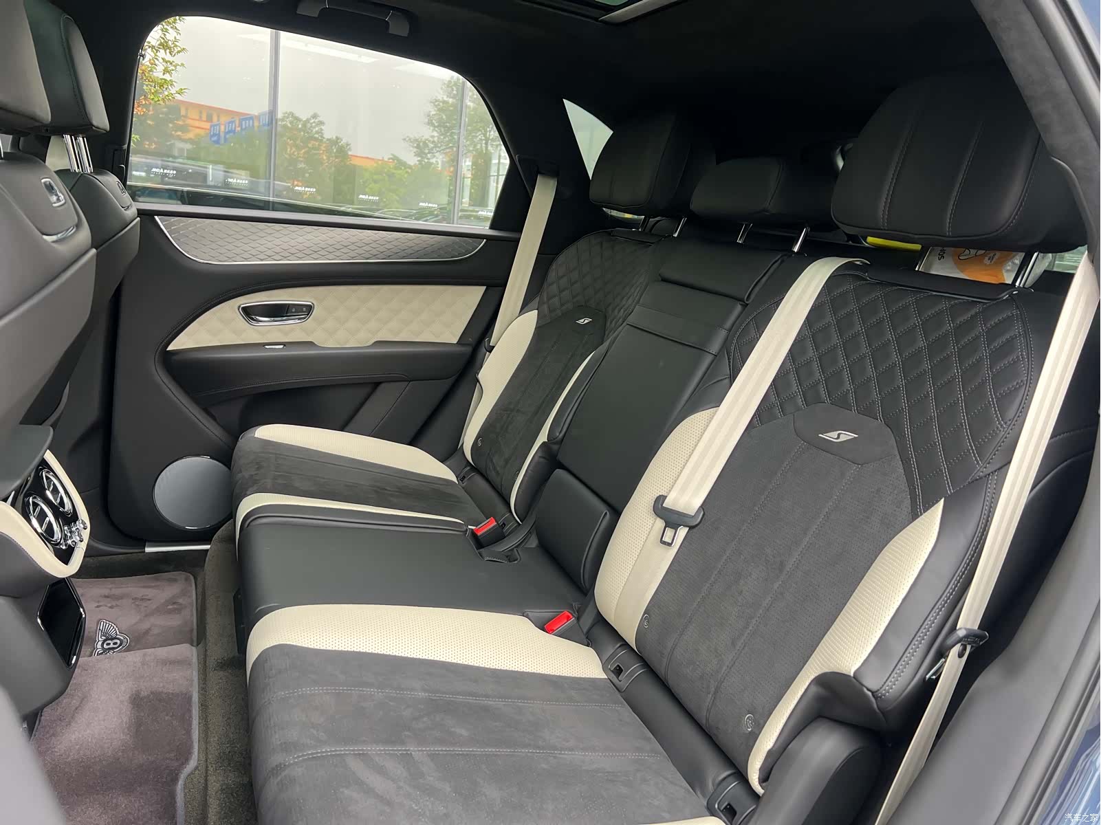 Bentley Bentayga, 2023 15