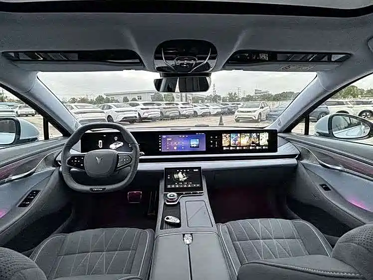 VOYAH Lantu chasing light