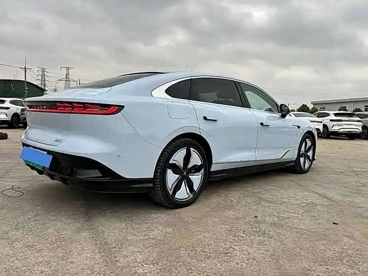 VOYAH Lantu chasing light