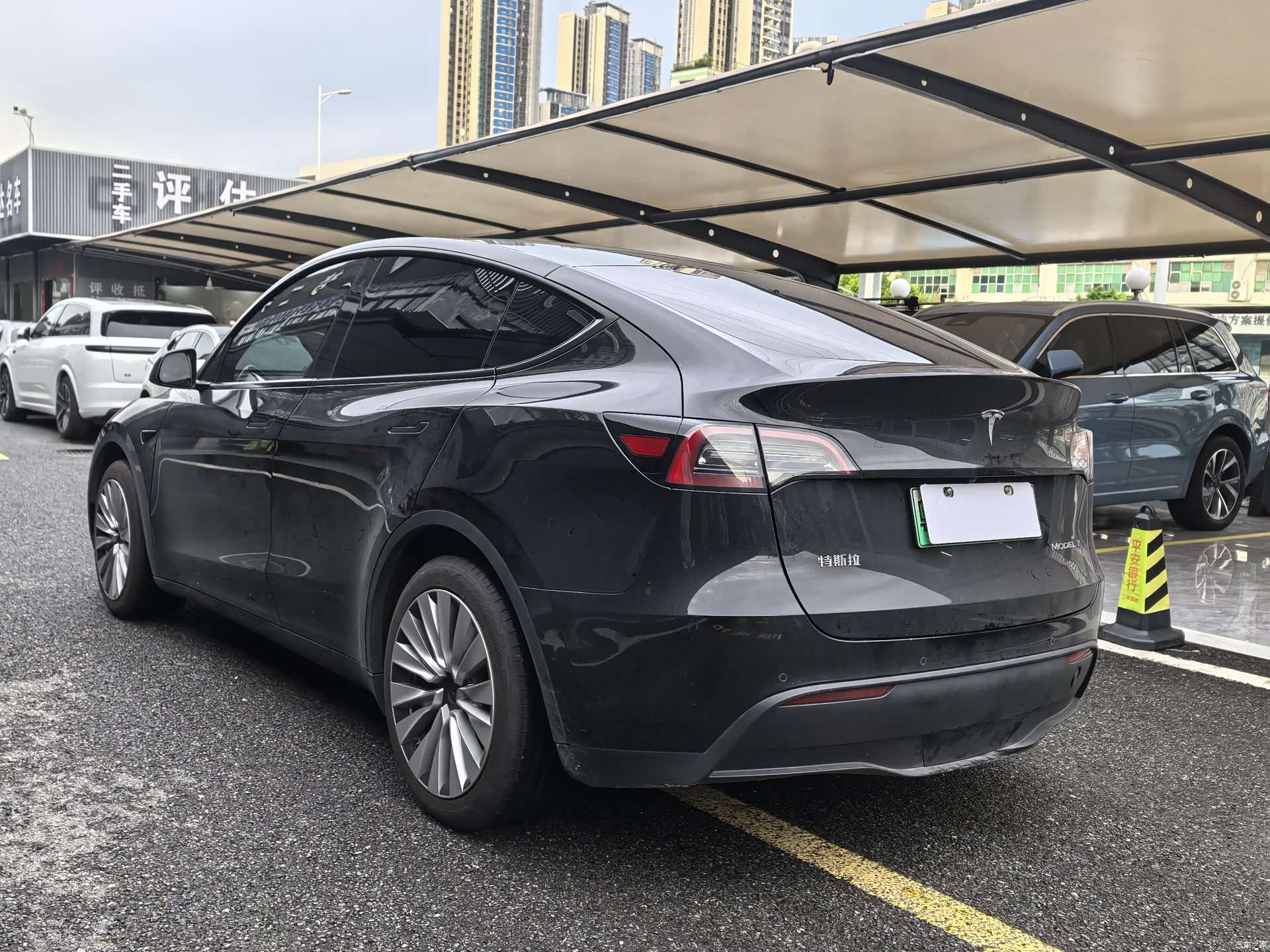 Tesla Model Y, 2023 4