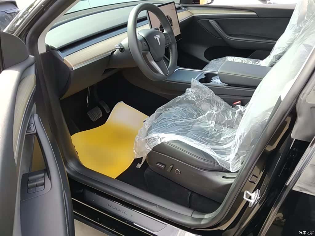 Tesla Model Y, 2023 16