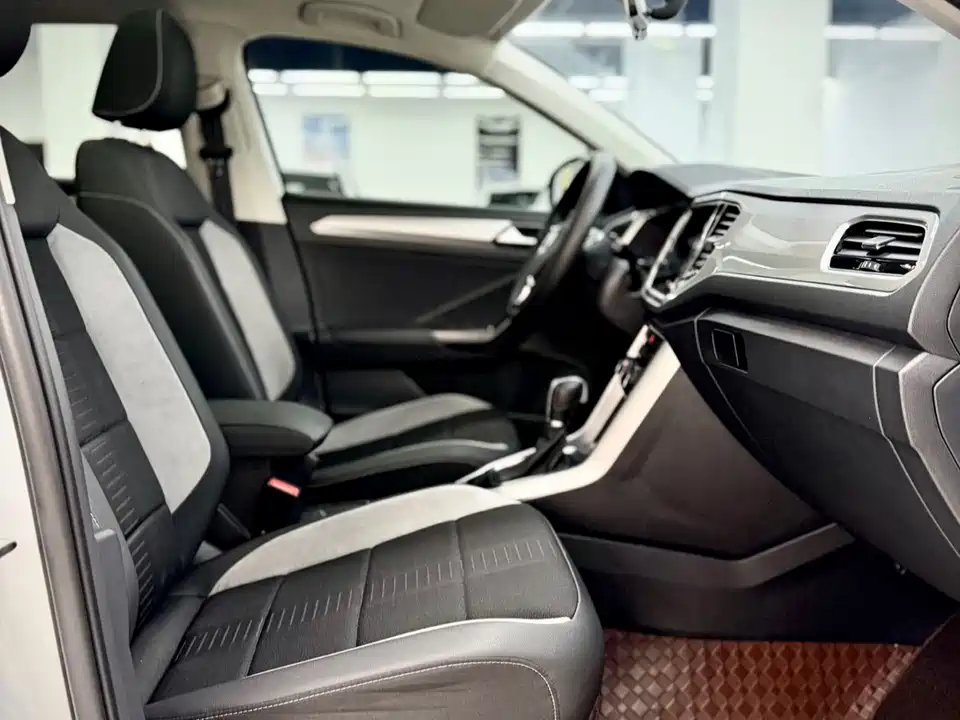 Volkswagen T-ROC exploring Songs