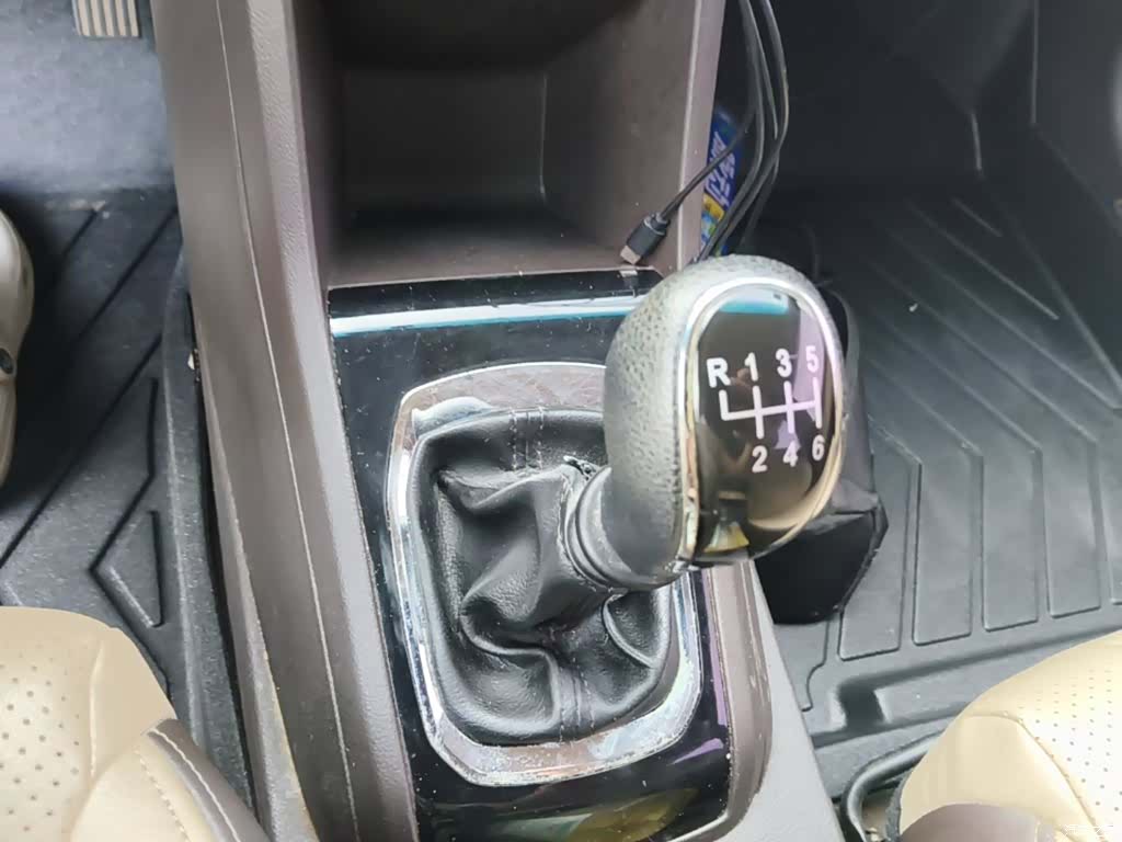 Wuling 310W, 2017 14
