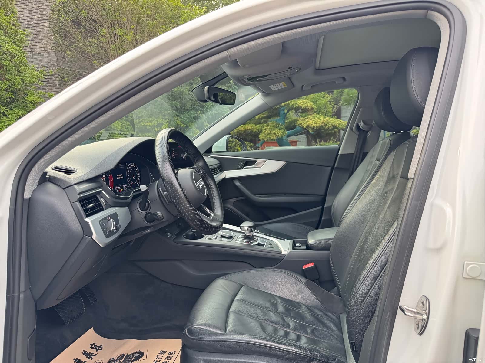 Audi A4L, 2019 все фото