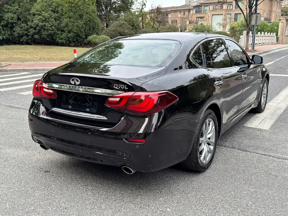 Infiniti Q70