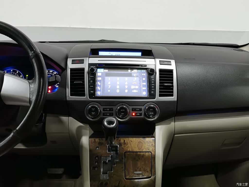 Mazda 8, 2013 12