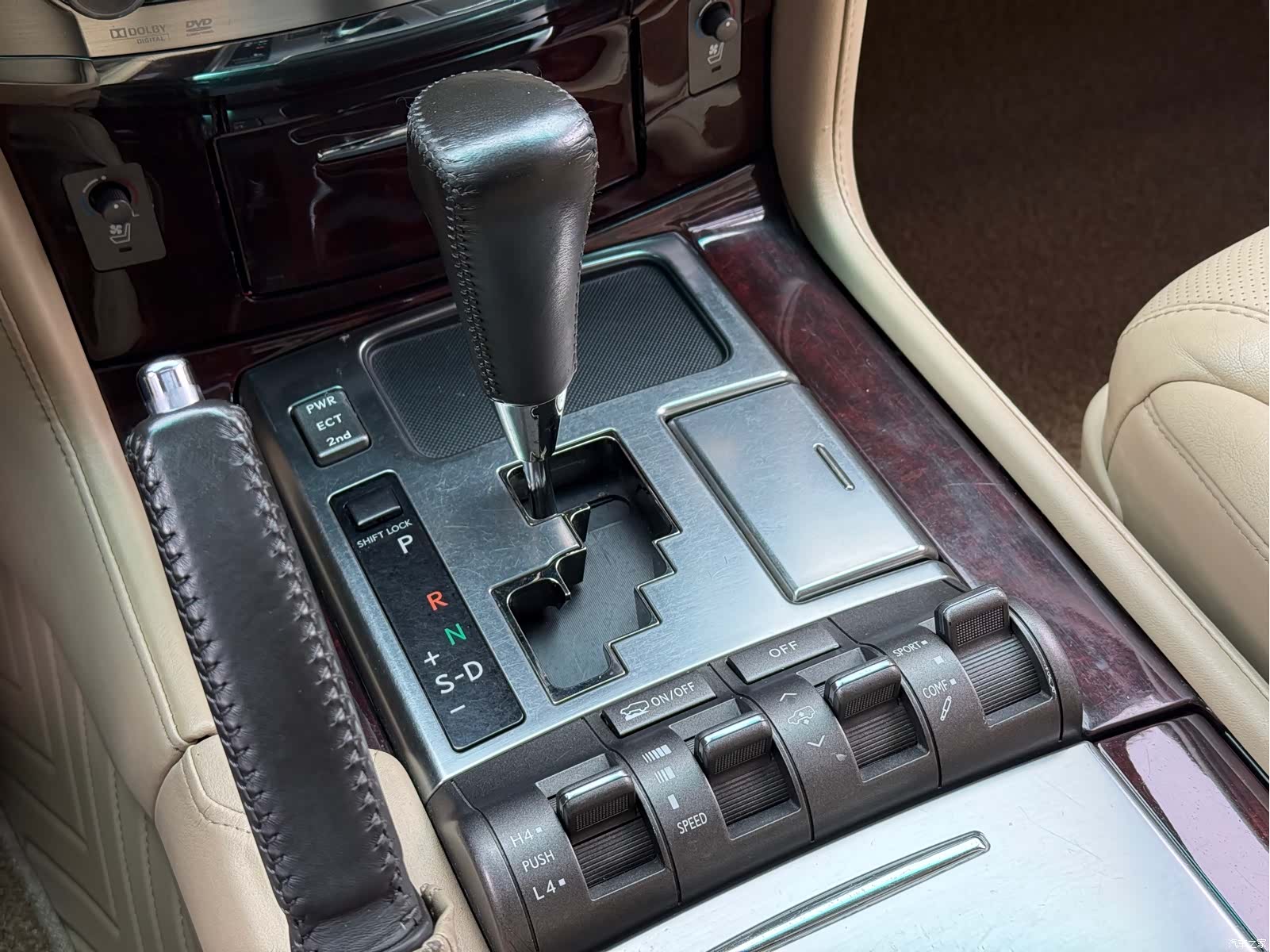 Lexus LX, 2010 13